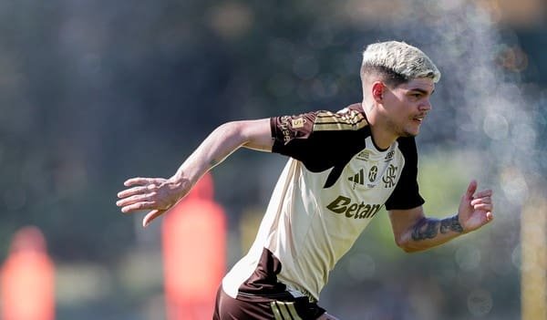 Ayrton Lucas treina após susto e deve reforçar Flamengo contra o Benfica Ayrton Lucas durante treinamento do Flamengo