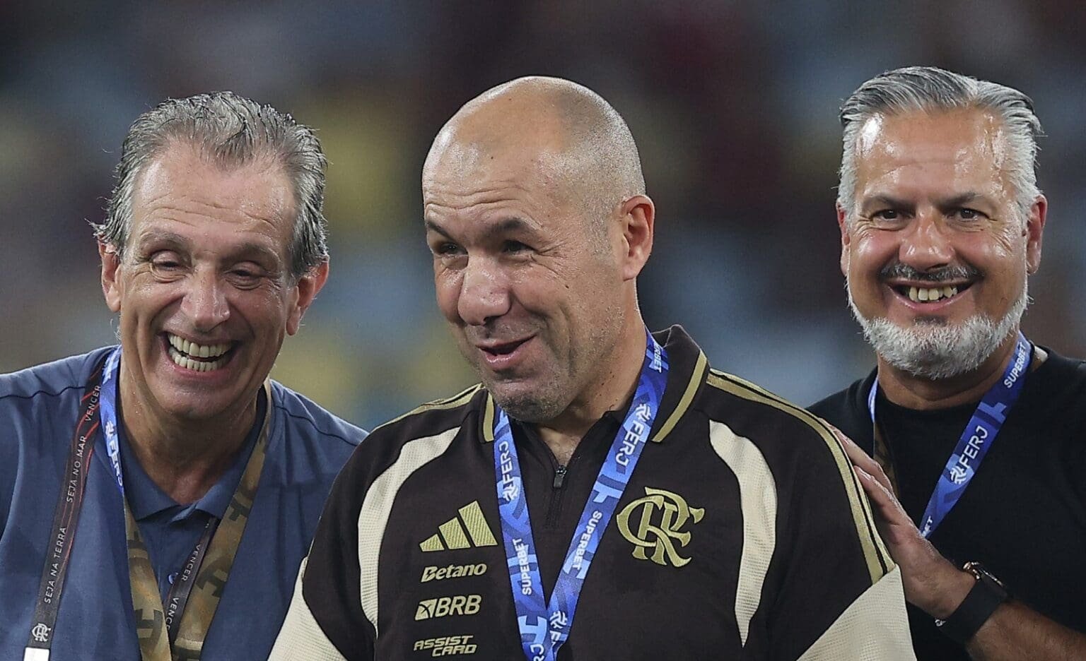 Entenda por que Flamengo quer vender jogadores mesmo vivendo melhor momento financeiro Bap, Leonardo Jardim e José Boto após título do Flamengo no Carioca