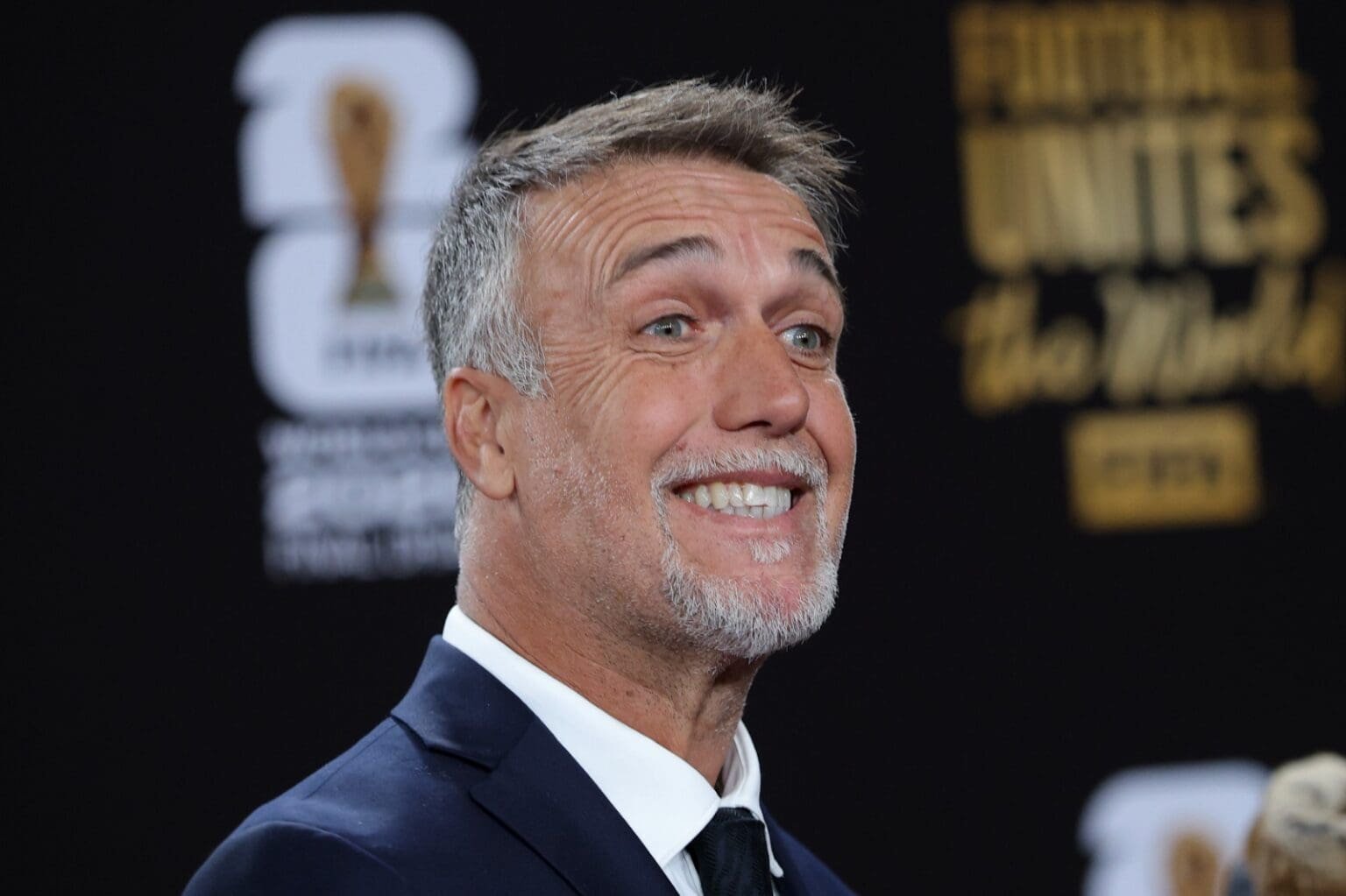 Batistuta relembra conversas e revela por que não jogou no Flamengo Batistuta sorri durante sorteio da Copa do Mundo de 2026