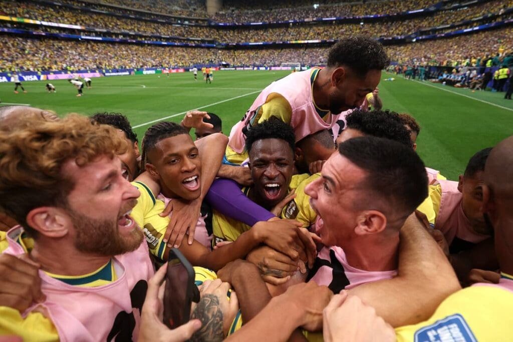 Jogadores do Brasil, incluindo Vini Jr e Léo Pereira, comemorando gol de Martinelli contra o Japão na Copa do Mundo