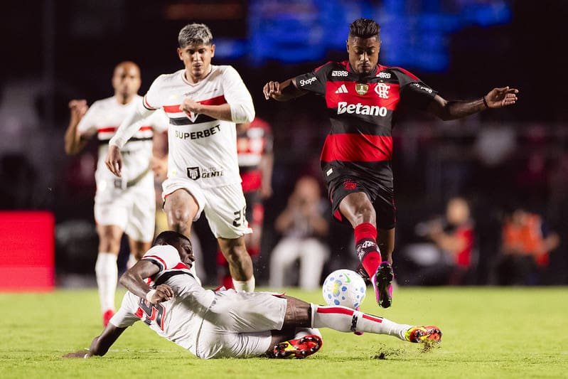 Onde assistir Flamengo x São Paulo ao vivo hoje: horário, canais e guia do jogo Bruno Henrique encara a marcação durante jogo no Morumbi; saiba onde assistir Flamengo x São Paulo