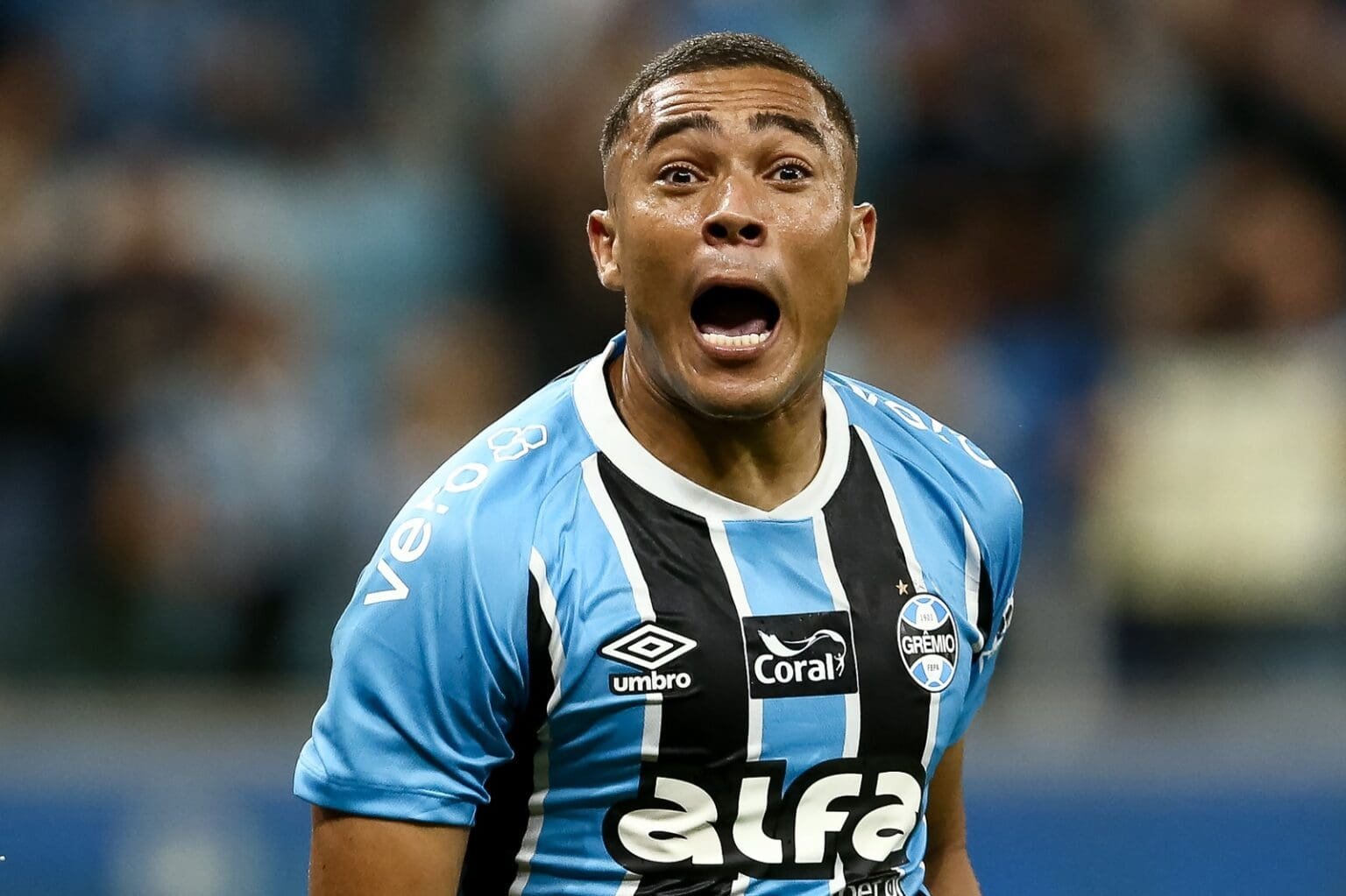 Cabe no Flamengo? Carlos Vinicius fica livre para assinar pré-contrato Carlos Vinicius, centroavante do Grêmio
