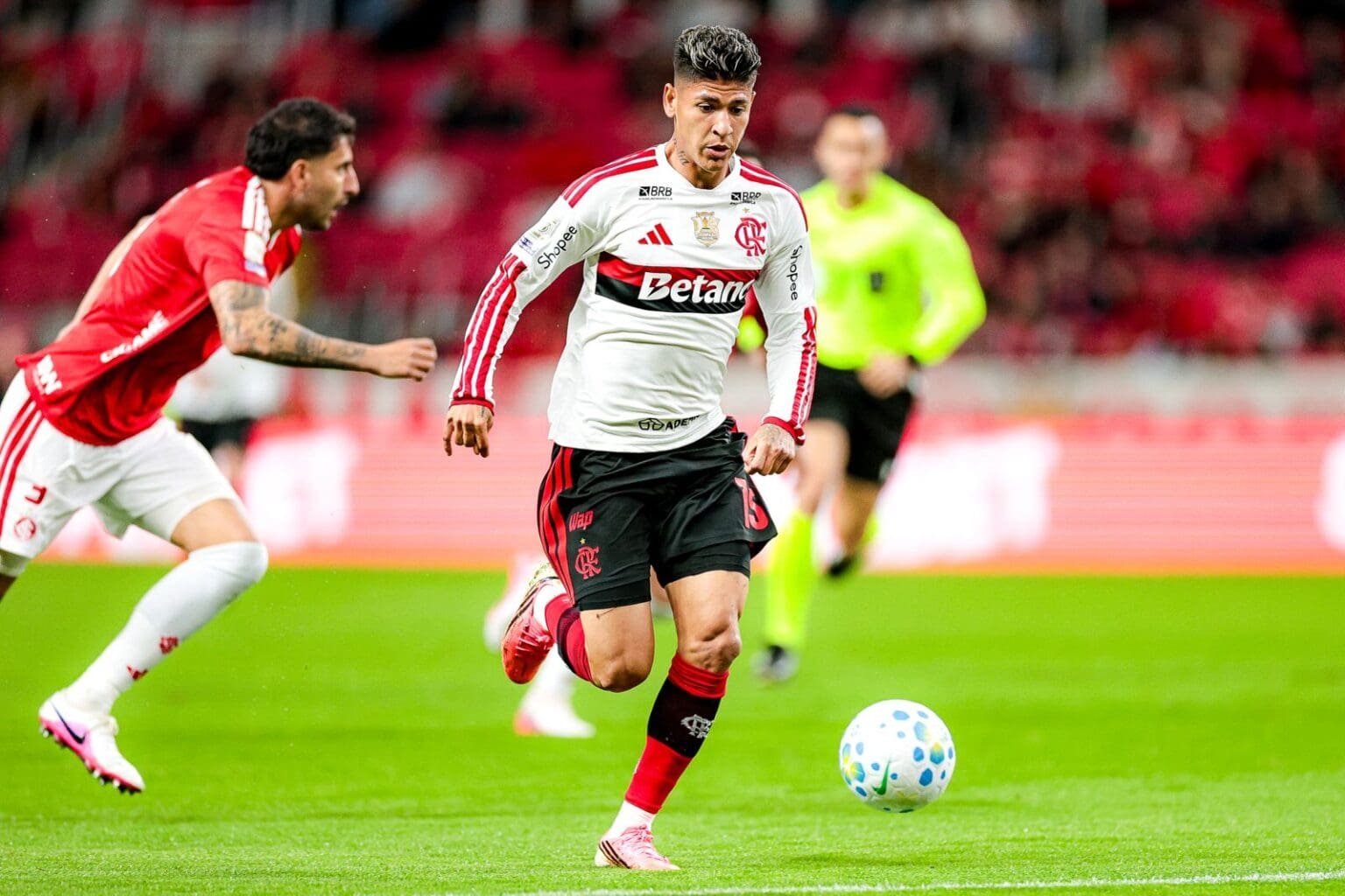 Carrascal carrega a bola durante Internacional x Flamengo