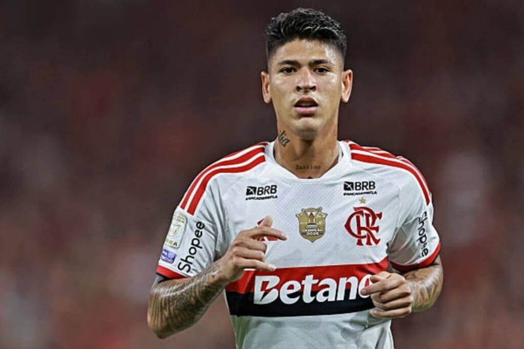Jorge Carrascal usando o uniforme branco do Flamengo