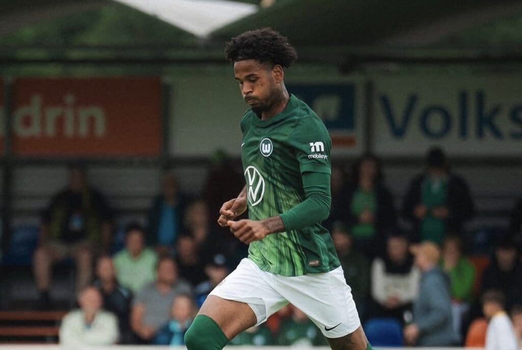 Cleiton "Bahia" em campo na sua estreia pelo Wolfsburg durante amistoso de pré-temporada