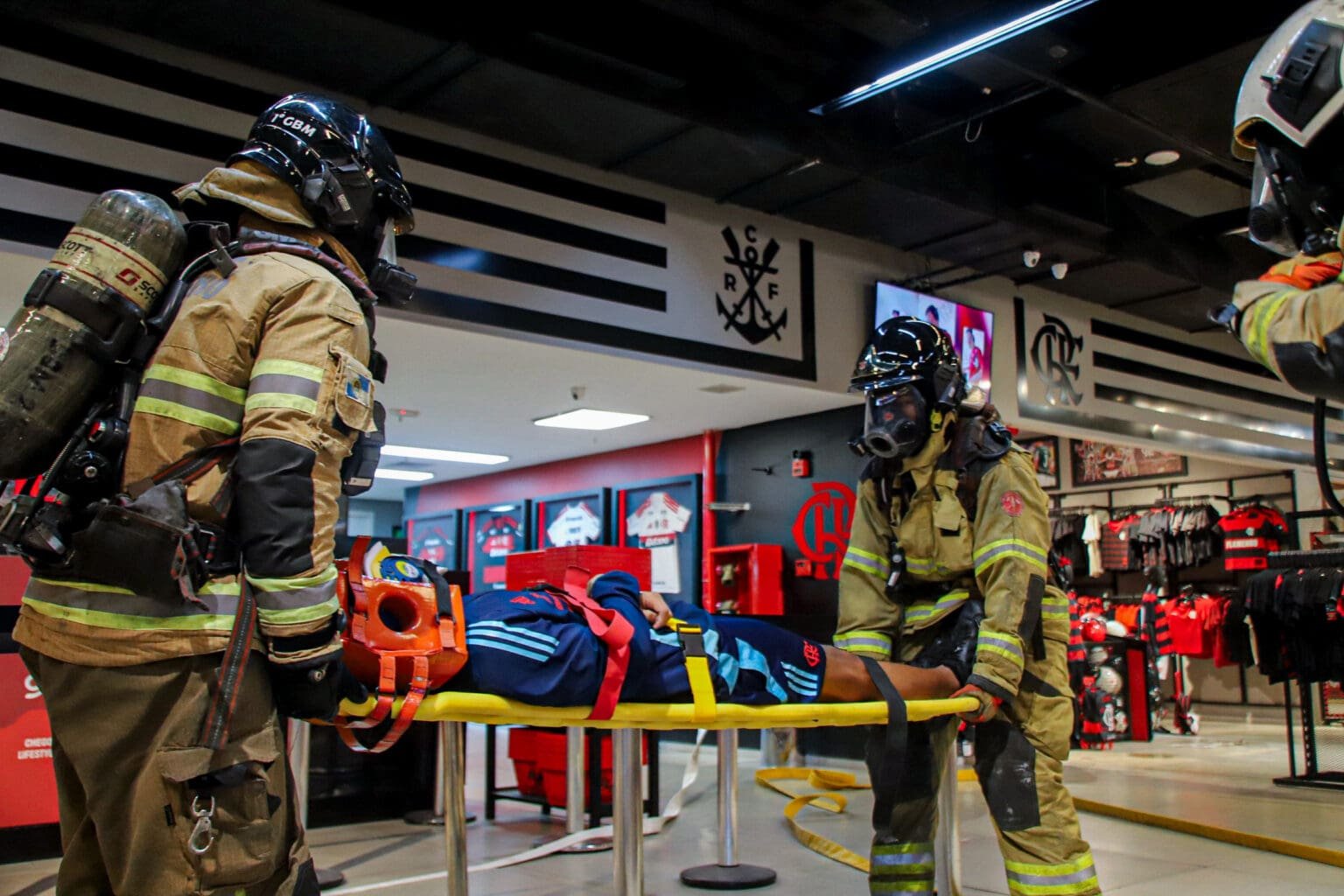 Corpo de Bombeiros faz treinamento no Gávea