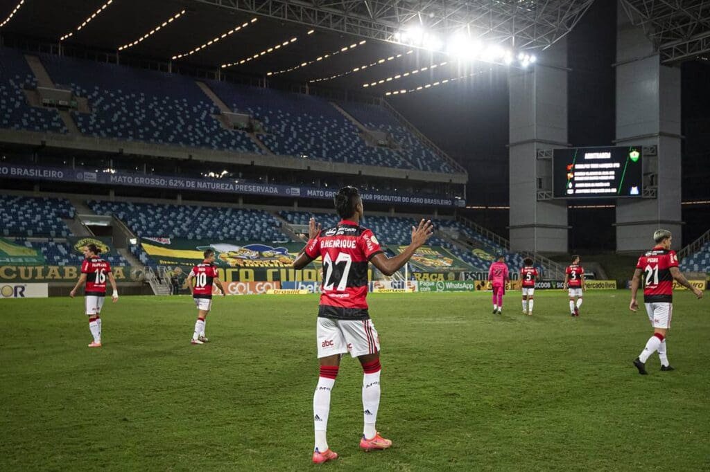 5 anos após estreia sem torcida, rubro-negros de Mato Grosso temem nova longa espera para ver o Flamengo Bruno Henrique faz oração antes de Cuiabá x Flamengo, pelo Brasileirão 2021, na Arena Pantanal vazia devido à pandemia