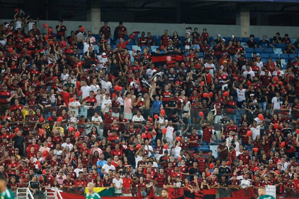 Torcedores no Flamengo veem equipe in loco pela primeira vez enfrentando o Cuiabá na Arena Pantanal