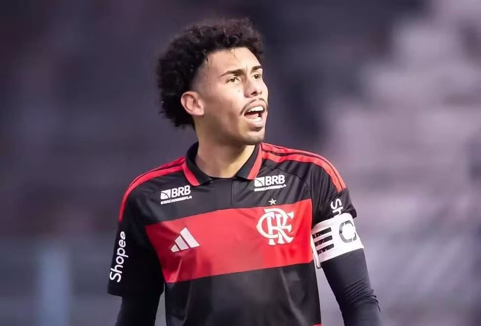 Venda de Da Mata expõe padrão na base do Flamengo: muita minutagem, pouco retorno Da Mata joga com a braçadeira de capitão em jogo do Flamengo sub-20