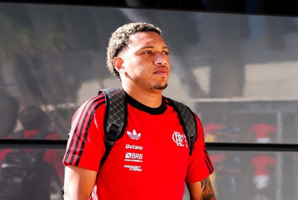 Daniel Sales sério em chegada do Flamengo ao Estádio do Algarve para amistoso contra o River