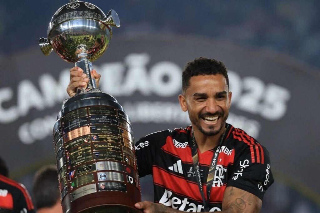 Danilo segurando a taça da Libertadores com a camisa do Flamengo