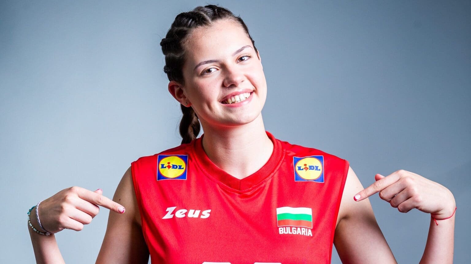 Sesc Flamengo mira central de 16 anos da Bulgária para substituir Kirov, diz portal Darina Naneva, central bulgára de 16 anos e possível reforço do Sesc Flamengo