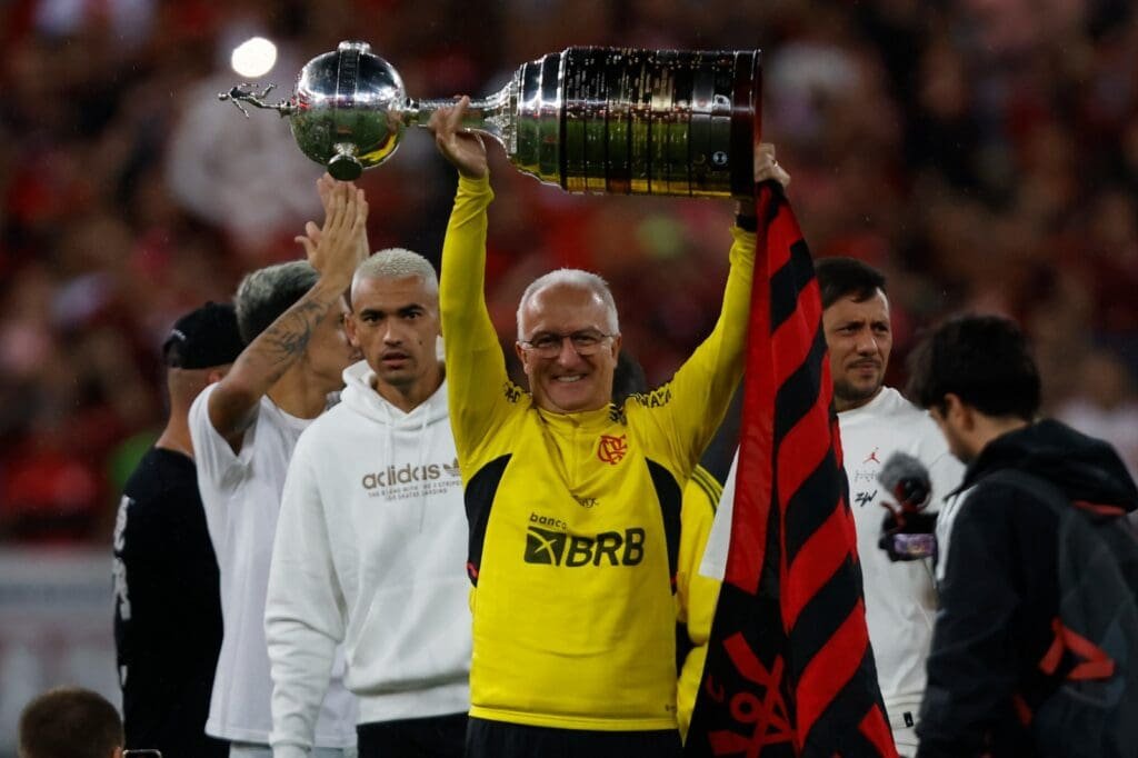 Dorival Júnior ergue taça da Libertadores no Maracanã