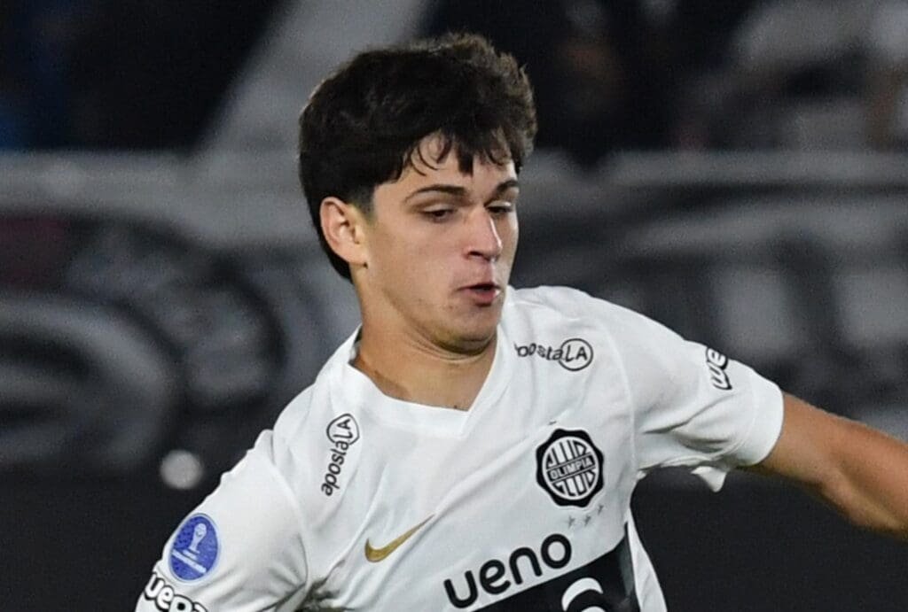 Meia do Olimpia rasga elogios ao Flamengo antes do amistoso Eduardo Delmas, meia do Olimpia; atleta de 19 anos projetou duelo com o Flamengo