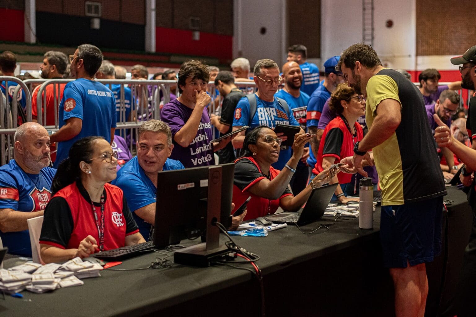 Torcedor faz registro na mesa para poder votar nas eleições do Flamengo; Reforma Eleitoral do Flamengo promete mudar regras
