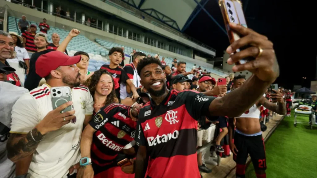 Emerson Royal tira foto com torcedores do Flamengo no Estádio do Algarve