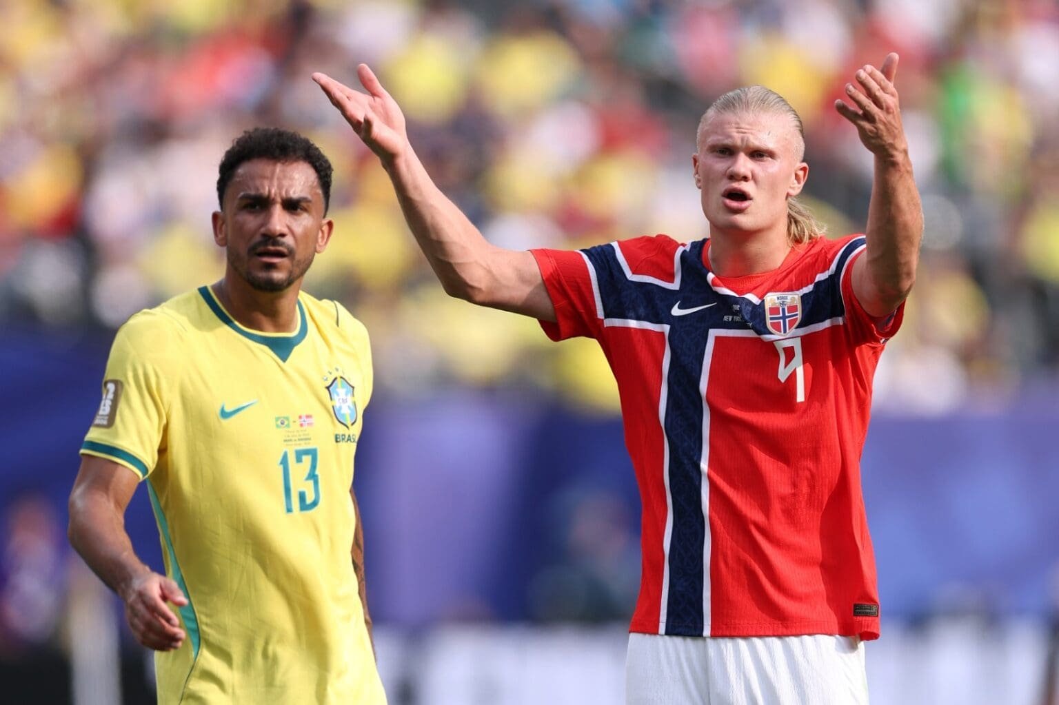 Erling Haaland celebra vitória da Noruegua sobre o Brasil, enquanto Danilo está cabisbaixo ao fundo