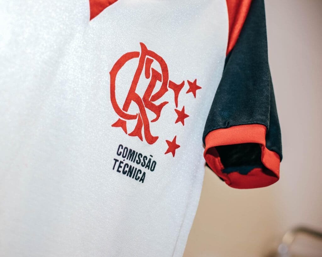 Camisa de Zagallo quando era treinador do Flamengo com o escrito 'comissão técnica' abaixo do escudo