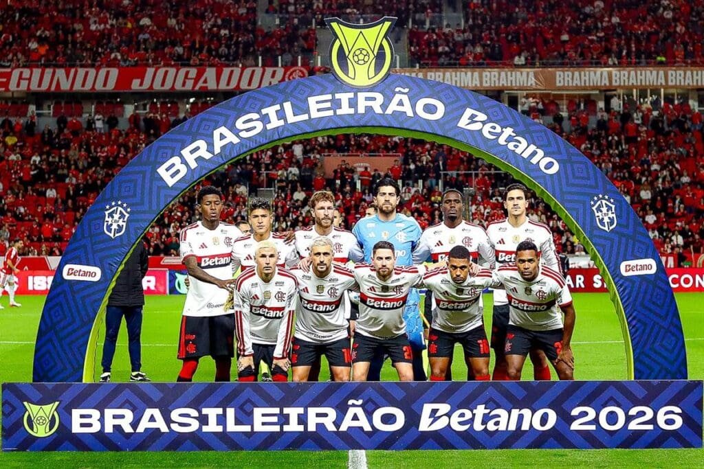 Time do Flamengo perfilado para foto oficial do Brasileirão antes de duelo contra o Internacional