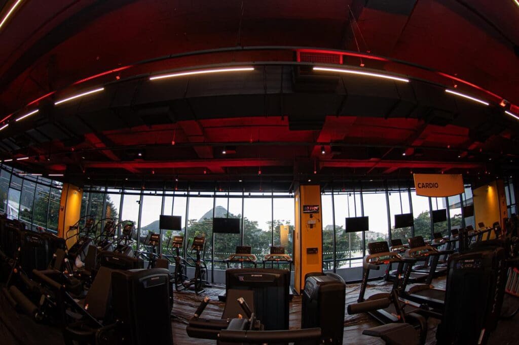 Esteiras e vista da SmartFit Gávea, nova academia na sede do Flamengo