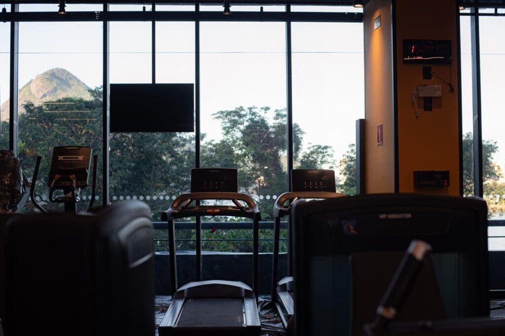 Esteiras e vista da SmartFit Gávea, nova academia na sede do Flamengo