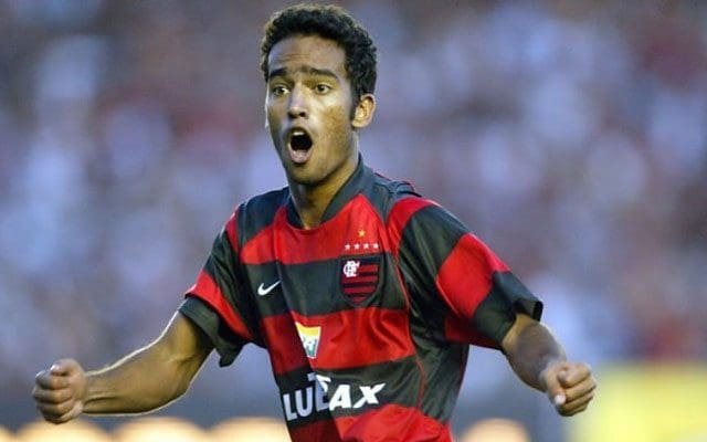 Roger Guerreiro comemora gol do título carioca do Flamengo em 2004