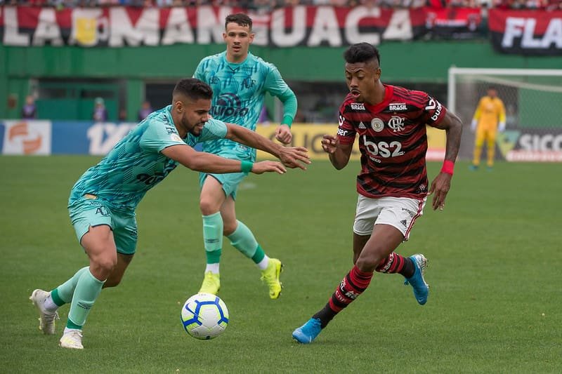 Raio X do Flamengo na Arena Condá: retrospecto, jogos marcantes e histórico contra Chapecoense Bruno Henrique parte para cima da marcação durante jogo do Flamengo na Arena Condá