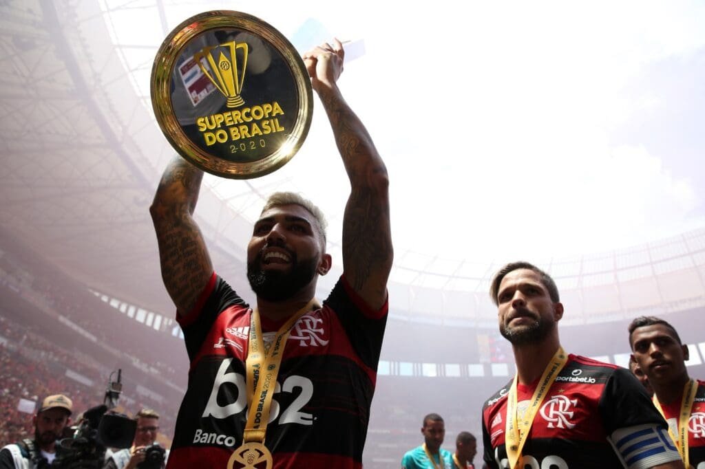 Gabigol levanta a taça da Supercopa do Brasil do Flamengo em 2020, no Mané Garrincha