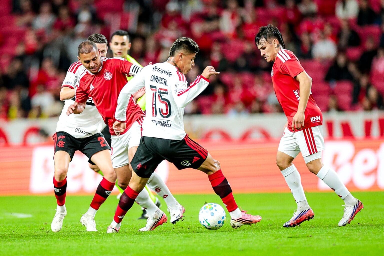 Internacional 1×1 Flamengo: apático, Rubro-Negro evita derrota no Beira-Rio Alan Patrick tenta sair da marcação de Carrascal durante Internacional x Flamengo