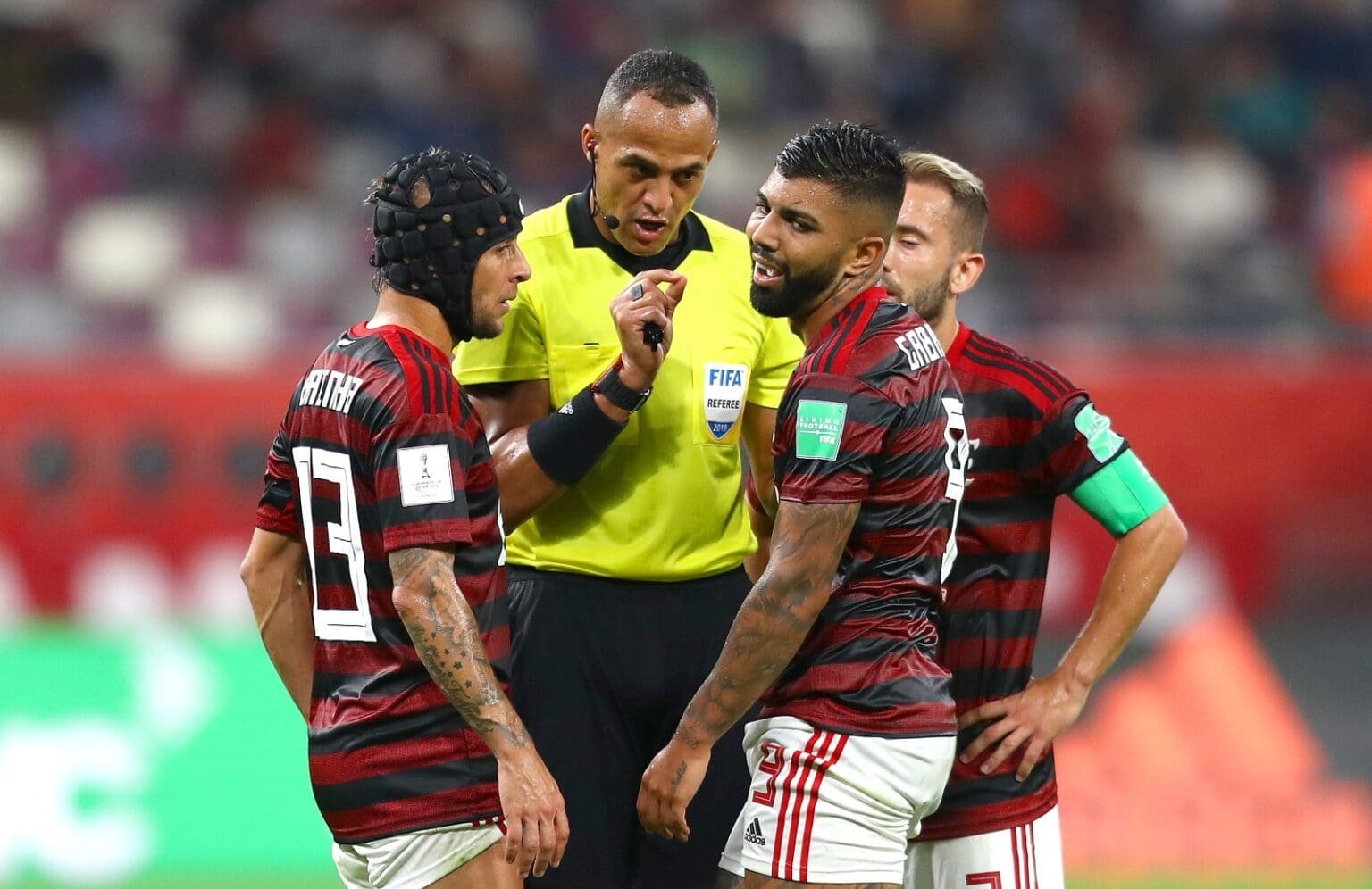 Ismail Elfath durante Flamengo x Al Hilal de 2019; árbitro dos EUA apita Brasil x Noruega