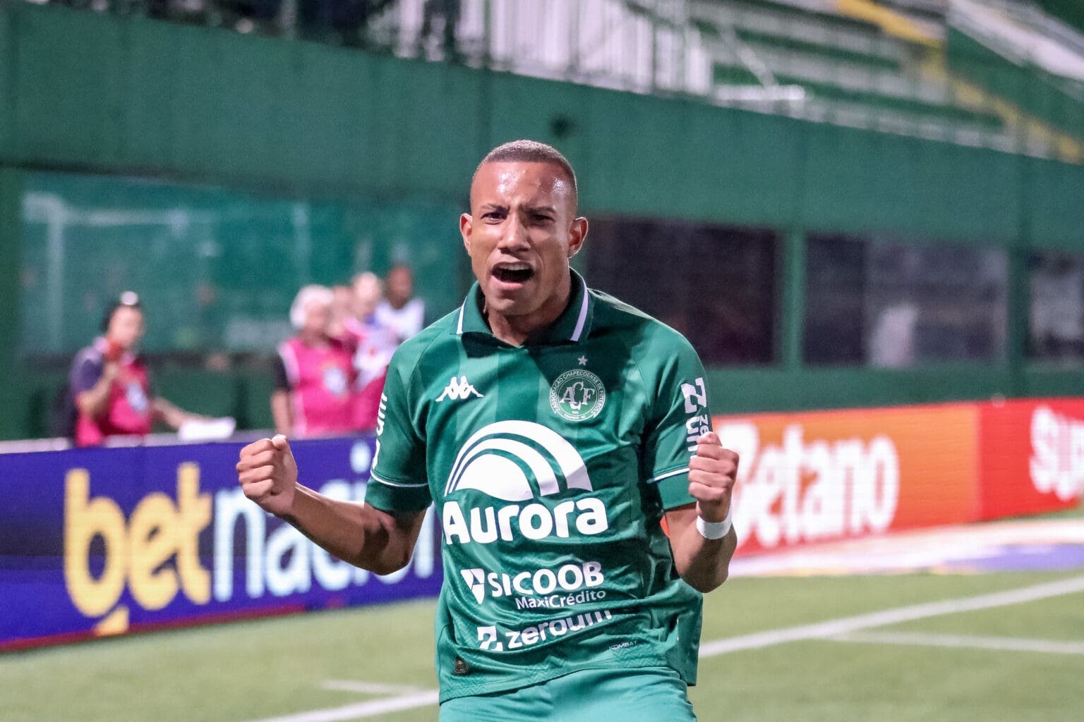Ítalo comemora gol pela Chapecoense