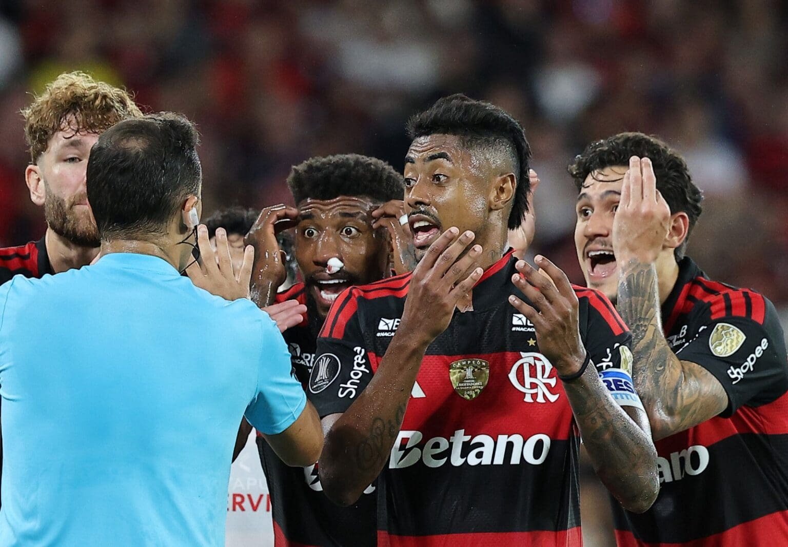 Flamengo x Cruzeiro: Conmebol anuncia novas regras para Libertadores Jogadores do Flamengo reclamam com a arbitragem durante jogo da Libertadores