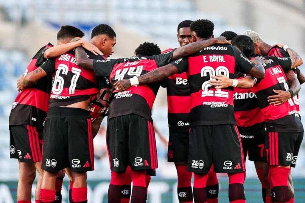 Jogadores do Flamengo se reúnem antes da bola rolar para amistoso contra o River Plate