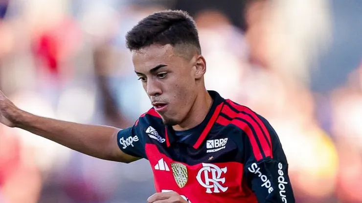 Johnny recebe onda de apoio de torcedores do Flamengo após falha contra Olimpia Johnny em campo pelo Flamengo durante a Intertemporada