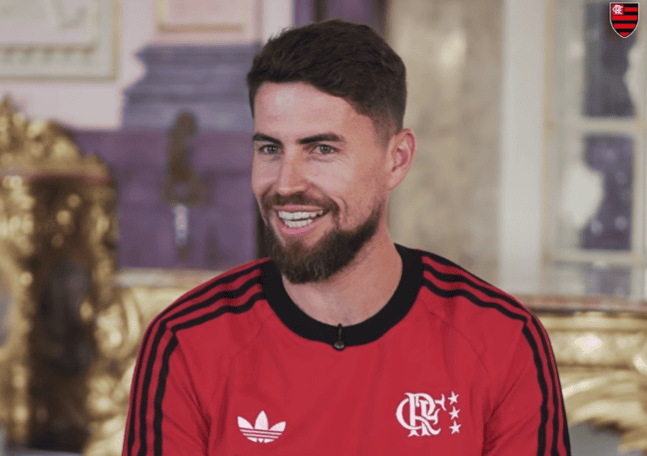 Jorginho explica como Flamengo mudou sua vida: ‘Virei flamenguista’ Jorginho sorri durante entrevista à FlamengoTV
