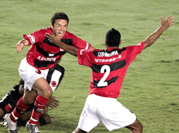 Juan e Léo Moura celebram gol do Flamengo sobre o Vasco na Copa do Brasil de 2006
