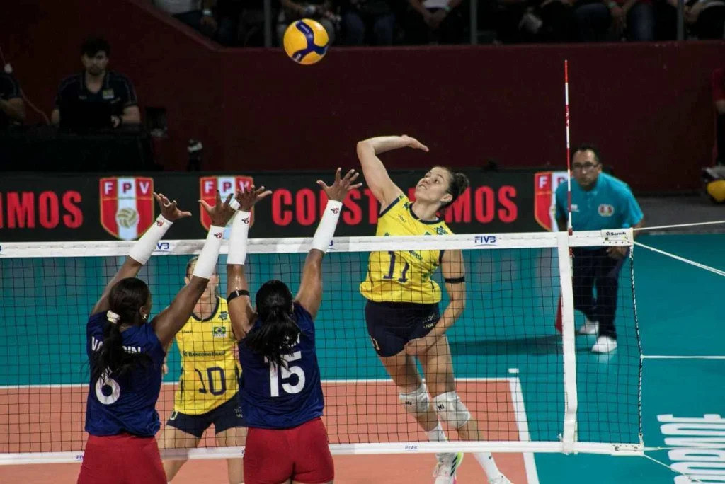 Karina Souza, do Sesc Flamengo, ataca contra o bloquei da Colômbia
