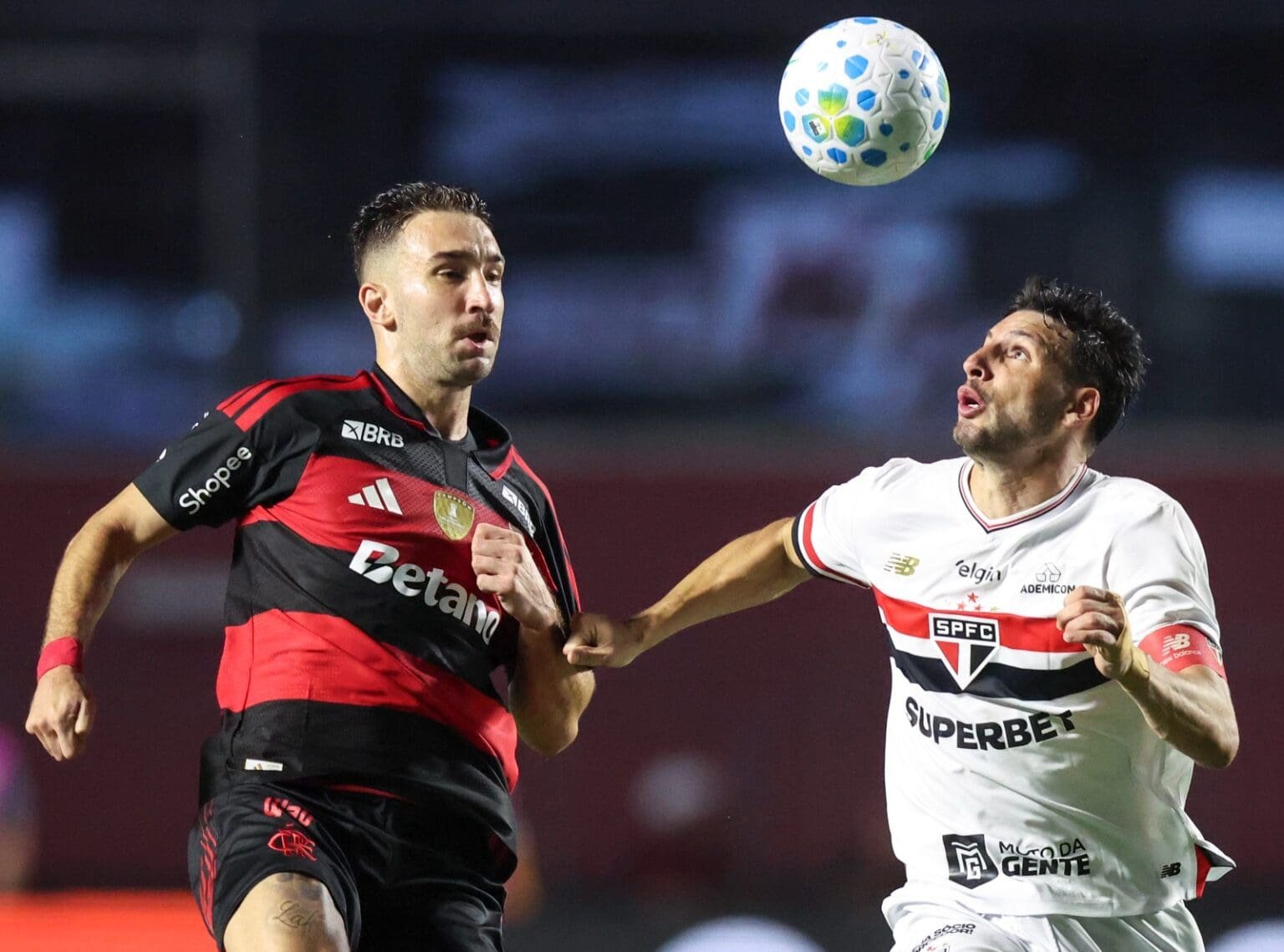 Flamengo reencontra São Paulo em cenário oposto ao da estreia no Brasileirão Léo Ortiz e Carelli disputam a bola durante Flamengo x São Paulo
