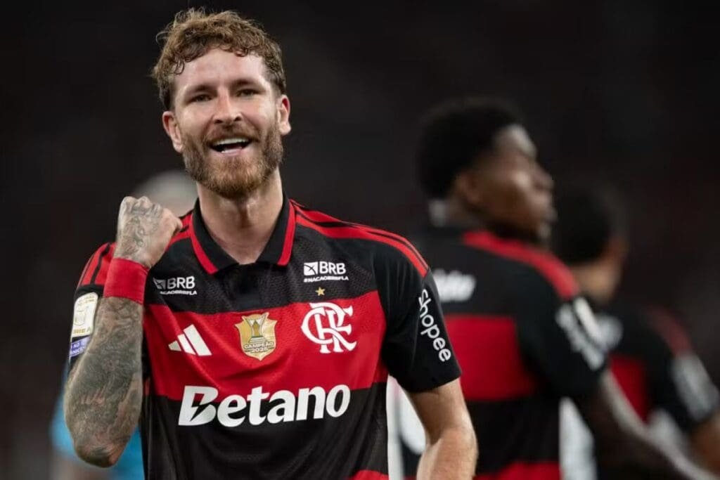 Léo Pereira, com o uniforme rubro-negro, comemora gol do Flamengo no São Paulo