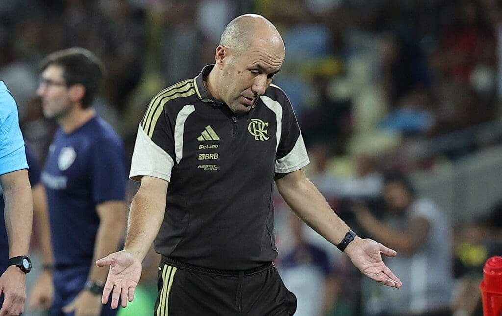 Leonardo Jardim faz gesto de lamentação durante jogo do Flamengo
