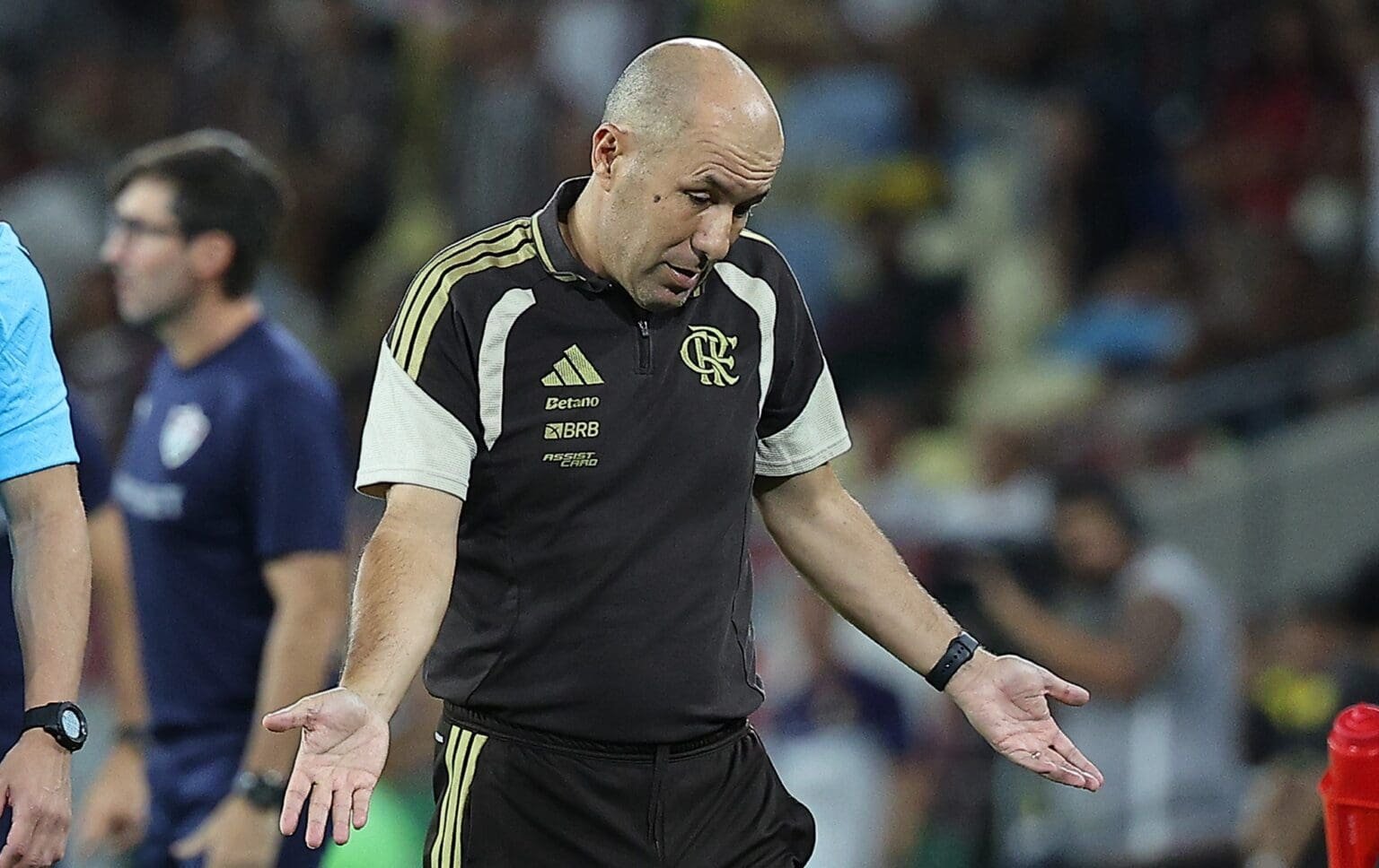 Flamengo não voltou pior da Copa. Voltou com os mesmos problemas Leonardo Jardim faz gesto de lamentação durante jogo do Flamengo