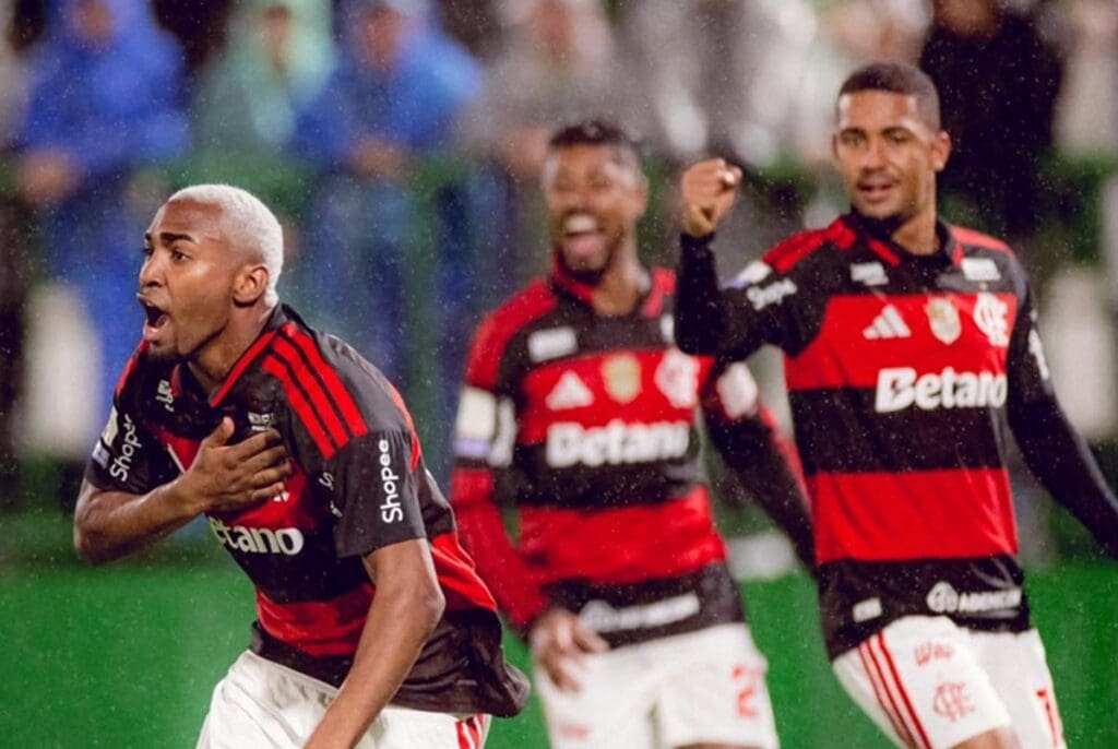 Jogo fácil é bom e a gente gosta Lorran comemora gol pelo Flamengo contra a Chapecoense; ao fundo, Samuel Lino e Bruno Henrique vibram