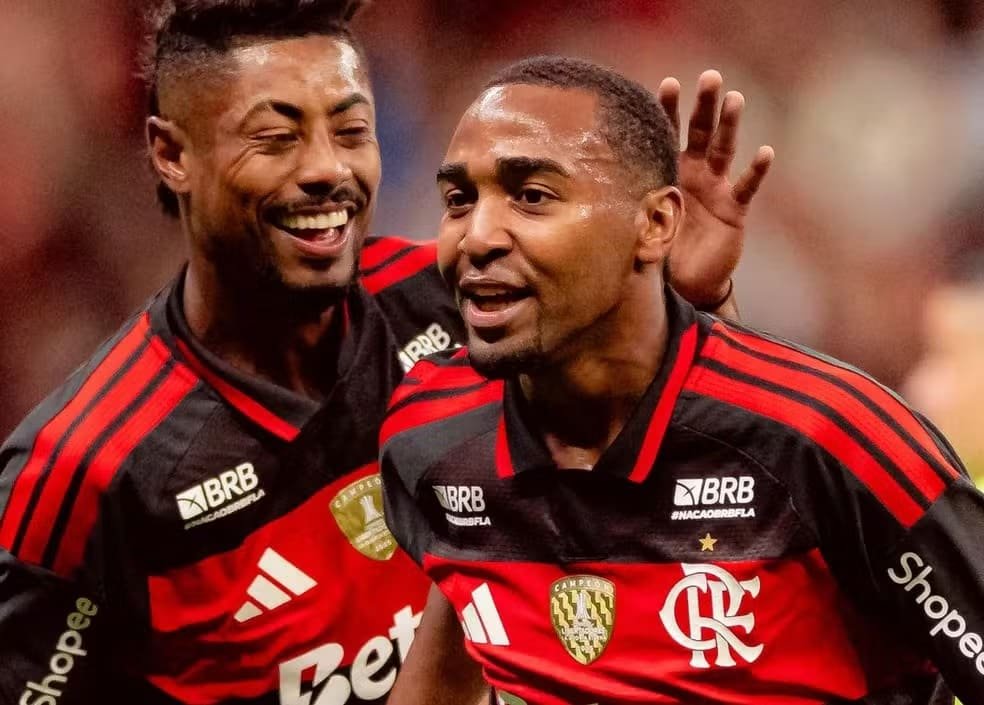 Na mira do Granada, Lorran volta a ser tratado como joia do Flamengo na Espanha Lorran comemora gol pelo Flamengo