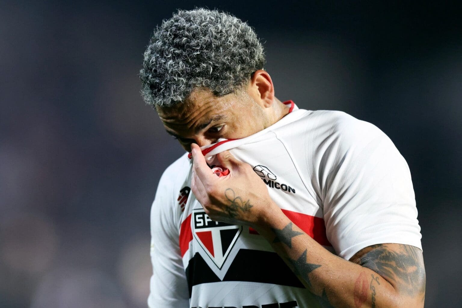 Luciano, do São Paulo, coloca a camisa sobre o rosto em gesto de lamentação