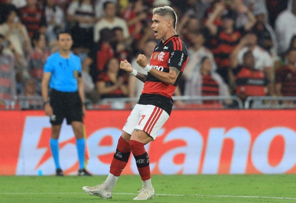 Luiz Araújo comemora gol pelo Flamengo; ao fundo, Maracanã exibe publicadade da Betano