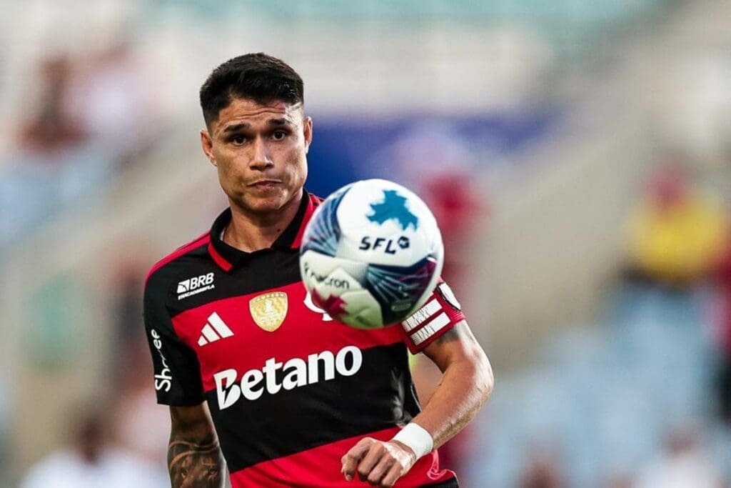 Luiz Araújo pode perder oitavas da Libertadores Luiz Araújo sério olhando para a bola durante jogo do Flamengo