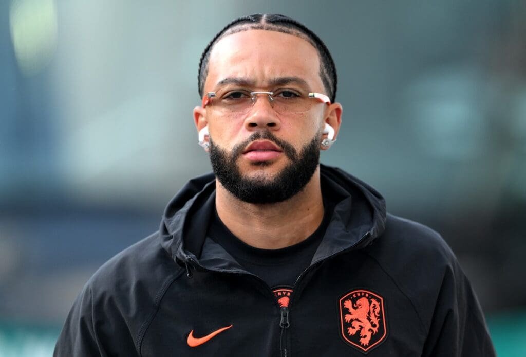 Memphis Depay sério antes de jogo da Holanda na Copa do Mundo 2026; jogador é ligado ao Flamengo