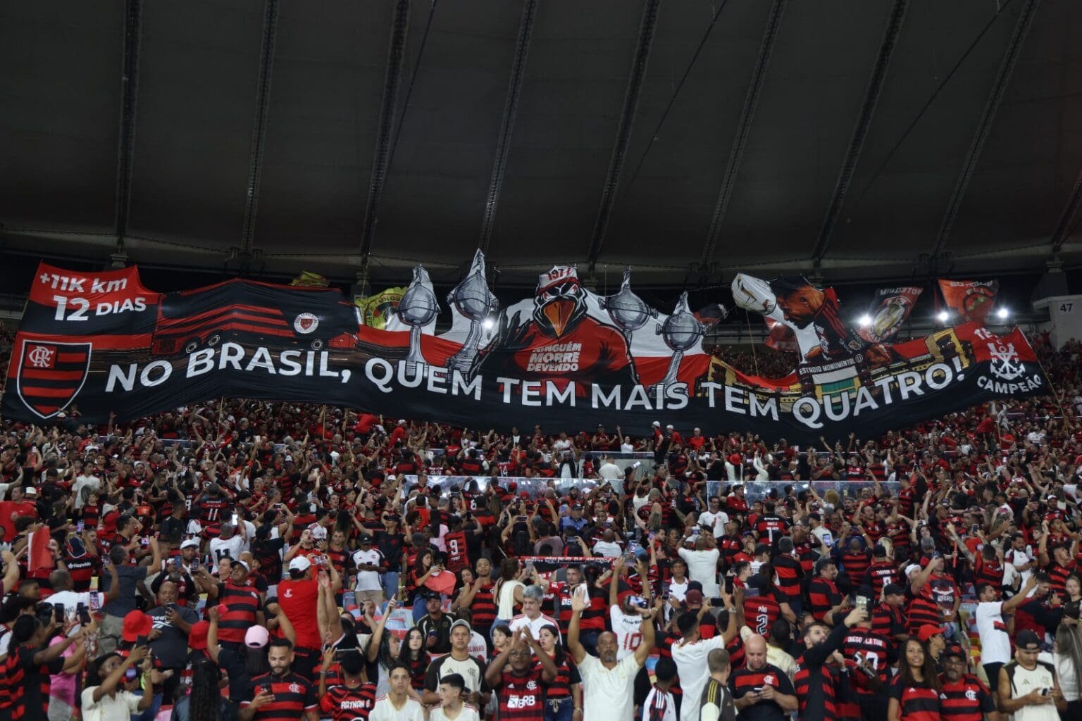 Mosaico da torcida do Flamengo contra o Palmeiras com os dizeres "No Brasil, quem tem mais tem quatro!"