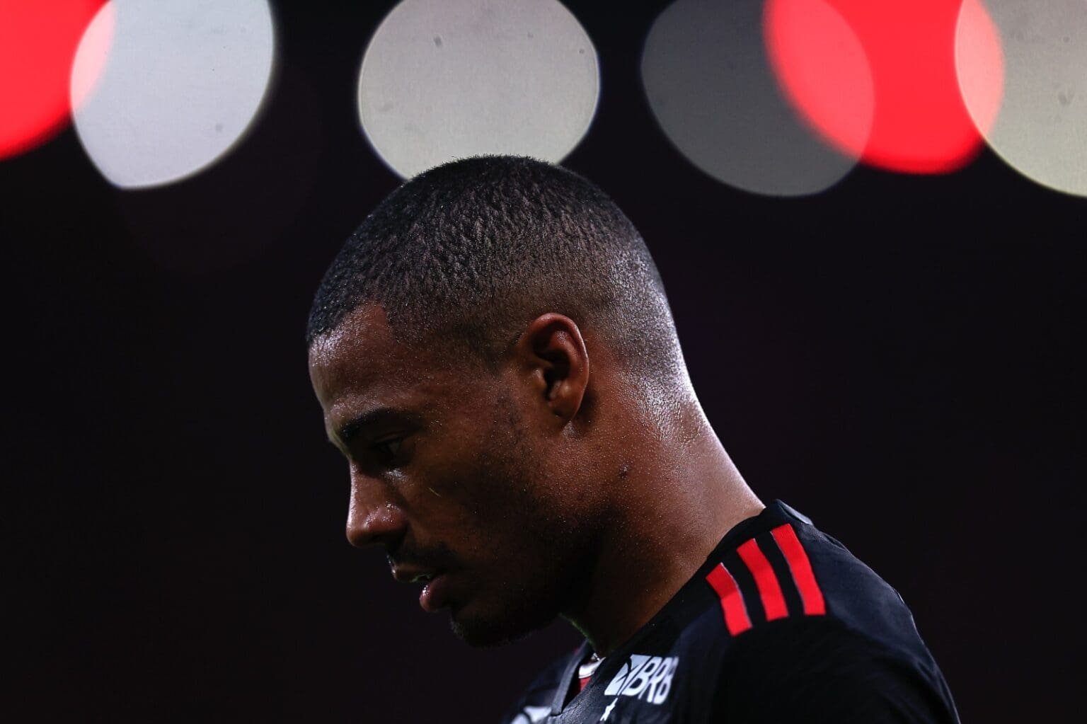 De La Cruz recebe amarelo no fim e fica fora de Flamengo x Vitória Nico de la Cruz em campo pelo Flamengo