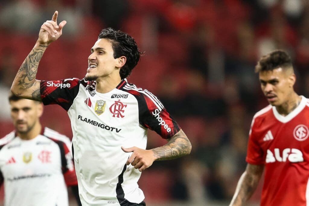 Flamengo vive melhor momento no Beira-Rio e tenta manter embalo contra Internacional Pedro comemora gol em Internacional x Flamengo no Beira-Rio